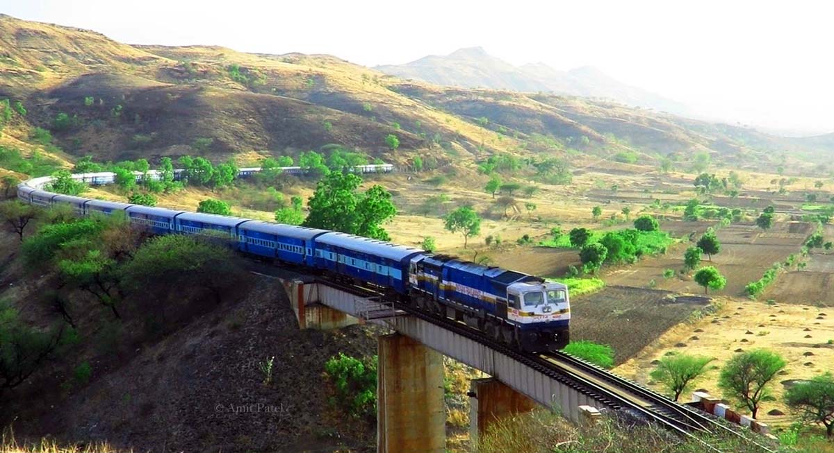 luxury tourist trains india
